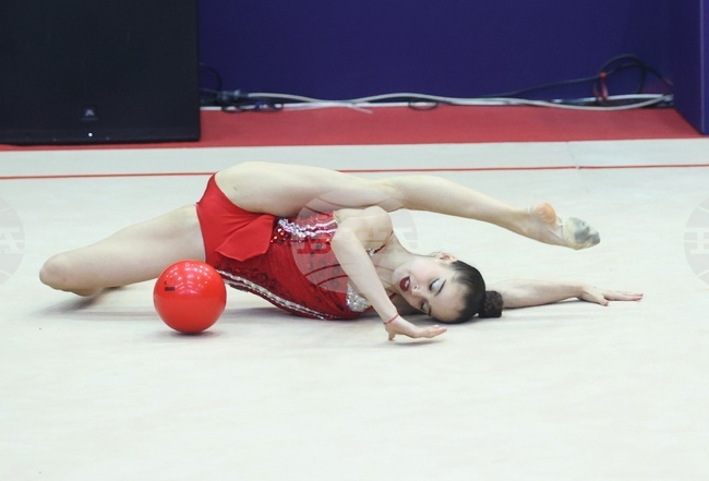 Яница Динева завърши на 12-о място в многобоя на турнира Гран При по художествена гимнастика в Бърно и се класира за финала на лента