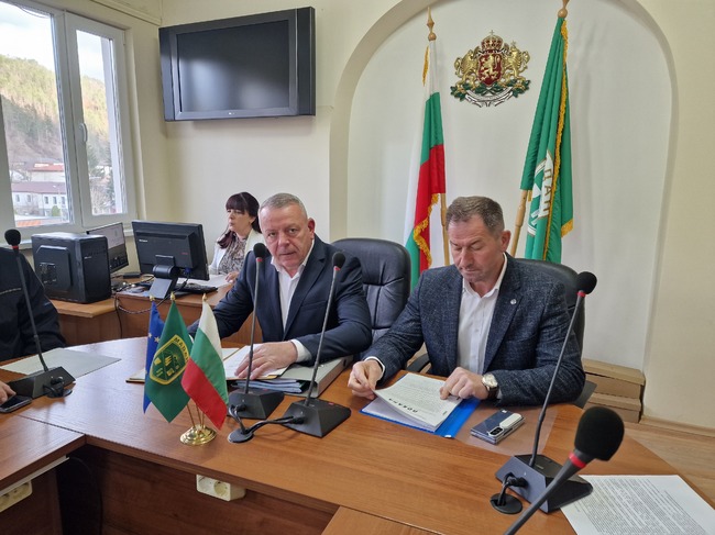 Депото за битови отпадъци в Мадан работи, капацитетът му е за още 6-7 месеца, каза кметът Фахри Молайсенов 