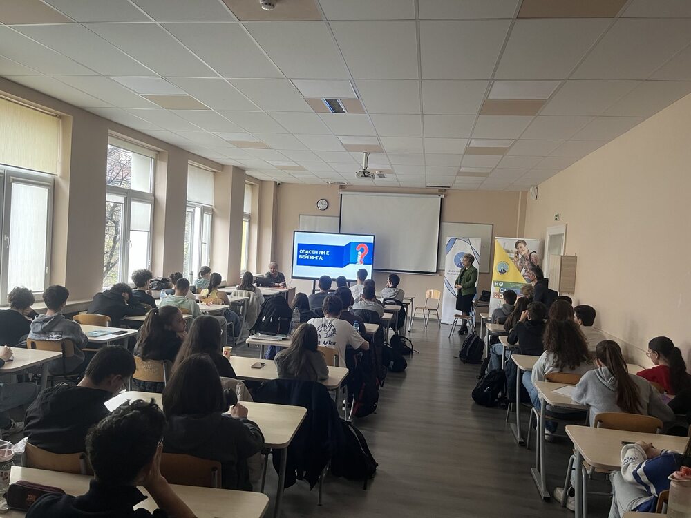 ДАЗД: Вредите от употребата на вейп, райски газ и наркотични вещества обсъдиха ученици от столични училища с доц. д-р Людмила Нейкова, началник на катедра „Токсикология“ във Военномедицинска академия