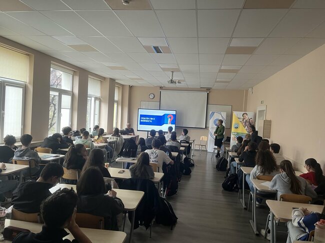 ДАЗД: Вредите от употребата на вейп, райски газ и наркотични вещества обсъдиха ученици от столични училища с доц. д-р Людмила Нейкова, началник на катедра „Токсикология“ във Военномедицинска академия
