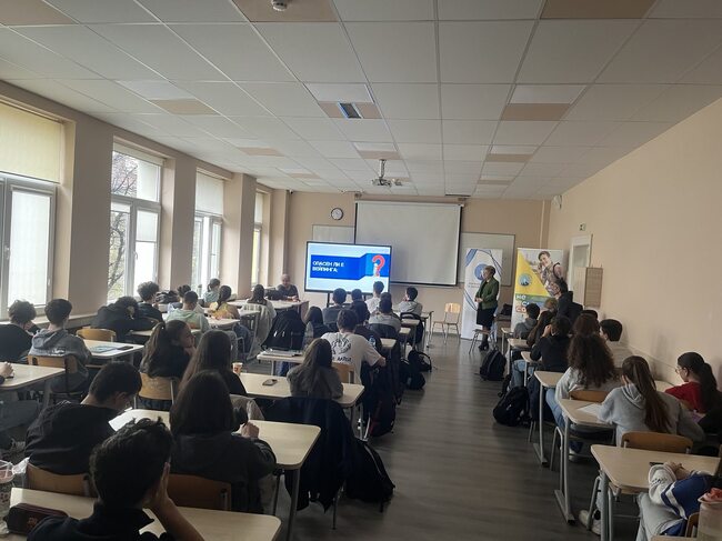 ДАЗД: Вредите от употребата на вейп, райски газ и наркотични вещества обсъдиха ученици от столични училища с доц. д-р Людмила Нейкова, началник на катедра „Токсикология“ във Военномедицинска академия