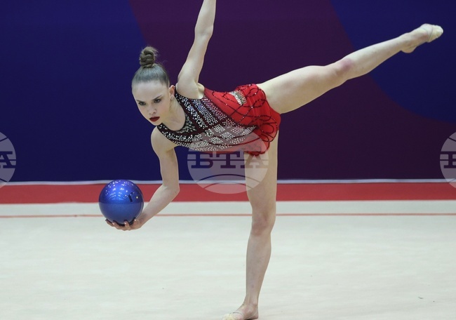 Стилияна Николова поведе в класирането след първите два уреда в многобоя при жените на турнира по художествена гимнастика "Купа София"