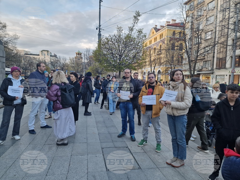 Граждани се събраха пред Съдебната палата в София, за да покажат възмущението си от зачестилите случаи на насилие над деца 