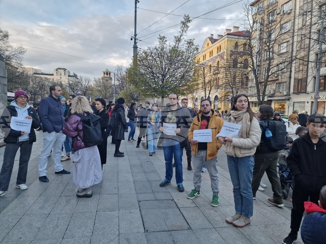 Граждани се събраха пред Съдебната палата в София, за да покажат възмущението си от зачестилите случаи на насилие над деца 