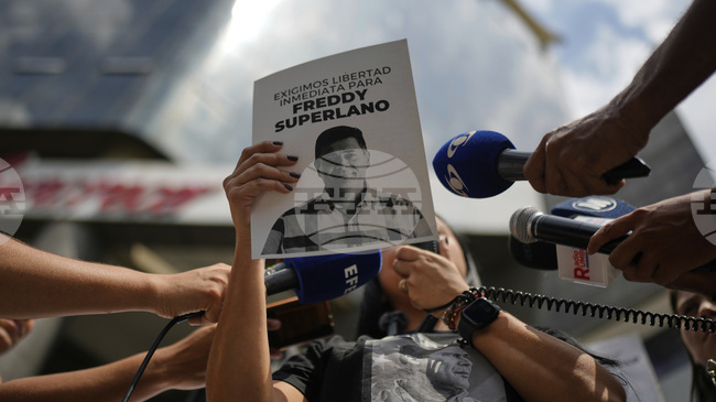 Електронната гривна на венецуелски опозиционен активист бе свалена