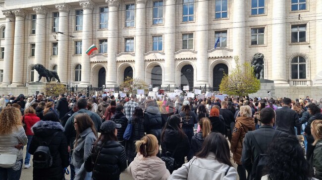 Протест в защита на животните събра граждани пред Съдебната палата в София 