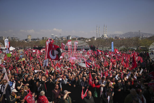 Tens of Thousands Protest in Istanbul in Support of Arrested Mayor Ekrem Imamoglu
