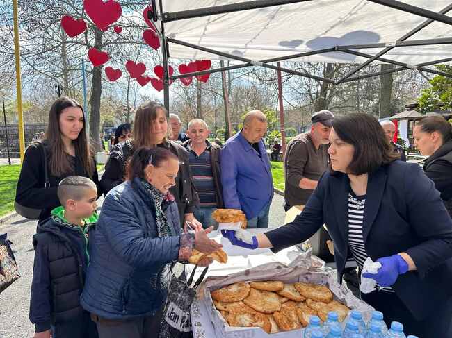 Момчилград спази традицията – 1600 мекици бяха раздадени в Деня Арифе