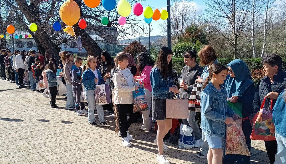 Чернооченско отбеляза „Арифе“ с детска радост и лакомства