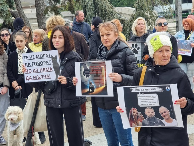Близо двеста протестиращи се събраха пред Съдебната палата в Бургас в защита на животните и в подкрепа на 5-годишния Адриан 