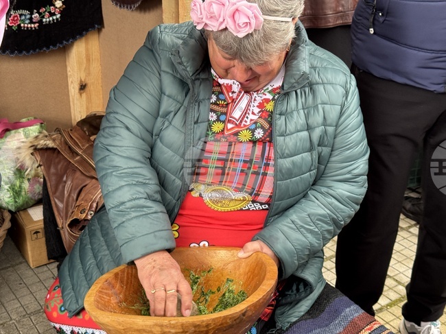 Фестивалът на самардалата в гурковското село Конаре ще набира средства за ремонт на местното читалище