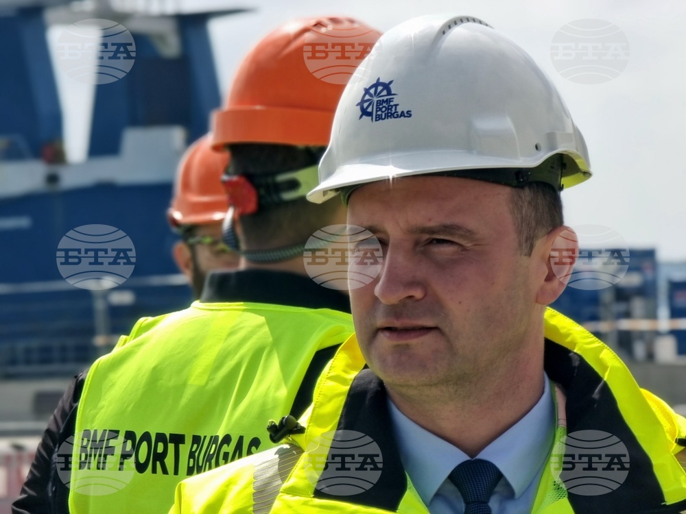 Газовите компресори в хранилище "Чирен" вече са поставени, съобщи министърът на енергетиката
