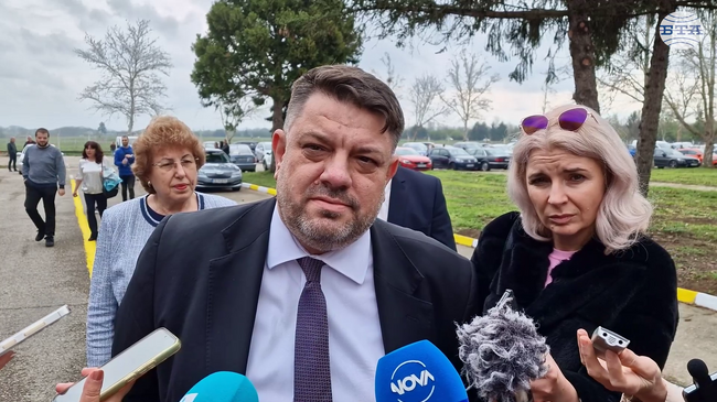 Исканият вот на недоверие към правителството е буря в чаша вода, каза вицепремиерът Атанас Зафиров в Горна Оряховица