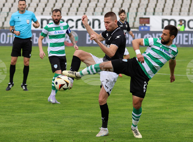 Черно море и Славия направиха равенство двата отбора завършиха мача с 10 души