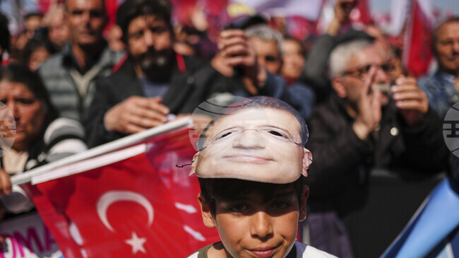 Основната опозиционна партия в Турция организира 1300-километров марш в подкрепа на трима арестувани кметове 