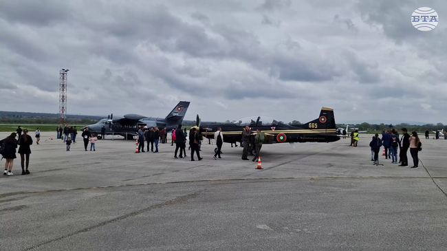 Стотици хора разгледаха летището в Горна Оряховица навръх 100-ата годишнина от неговото създаване