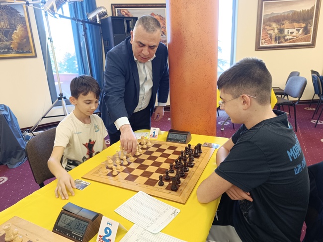 Стефан Радев даде началото на първото за Сливен Държавно първенство по шах за деца от 12 до 18 години