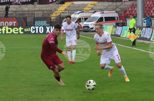 Силен мач за Михаил Полендаков при победа на Шефилд Юнайтед в градското дерби при резервите