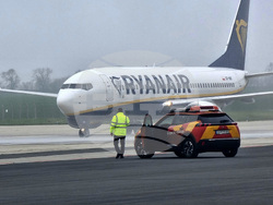 Бургас - летище - първи полет - туристи - посрещане