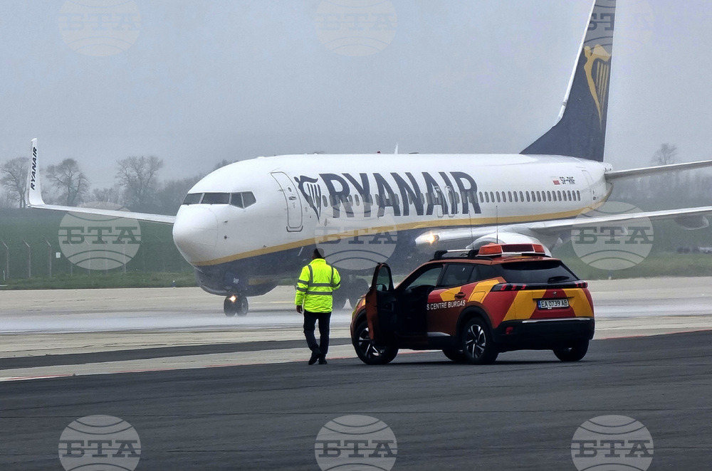 Бургас - летище - първи полет - туристи - посрещане