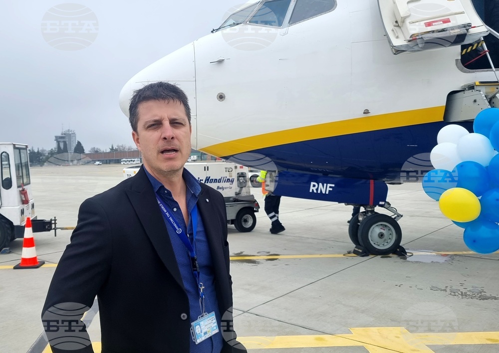 Бургас - летище - първи полет - туристи - посрещане