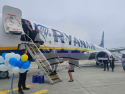 Бургас - летище - първи полет - туристи - посрещане