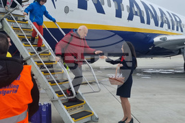 Бургас - летище - първи полет - туристи - посрещане