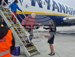 Бургас - летище - първи полет - туристи - посрещане