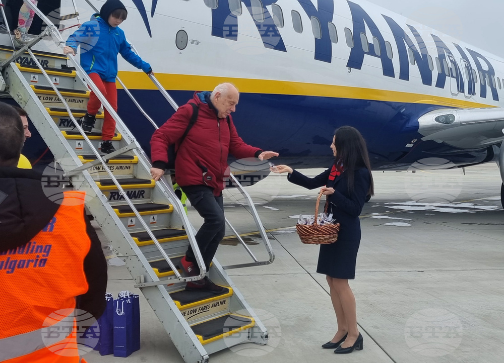 Бургас - летище - първи полет - туристи - посрещане