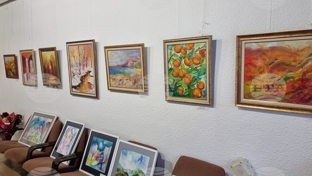 Изложба „Светове“ на Станка Денева и Цонка Дурева е подредена в зала „Петър Стайков“ в Смолян