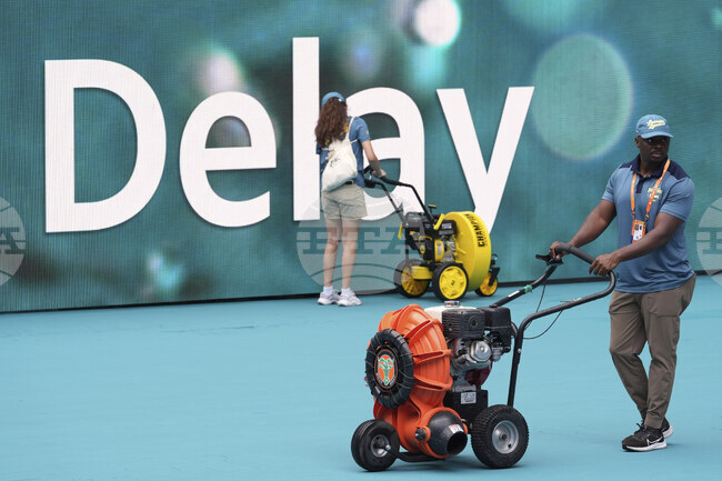 Мачът на Григор Димитров на турнира по тенис в Маями беше преместен за четвъртък, нито една среща не се изигра днес заради дъжд