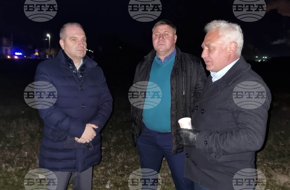 Десетки жители на село Обручище блокираха тази сутрин пътя за град Гълъбово, министър Гроздан Караджов обеща избор на изпълнител на ремонт до 10 април