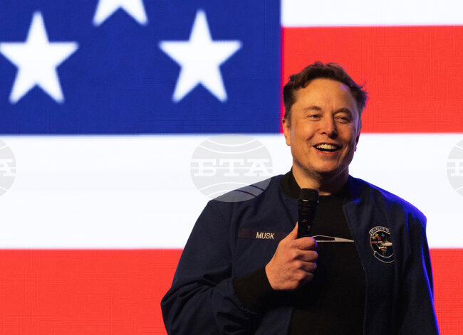 Илон Мъск ще съди "Епъл" заради предполагаемо фаворизиране на "ОупънЕйАй" в "Ап Стор" 