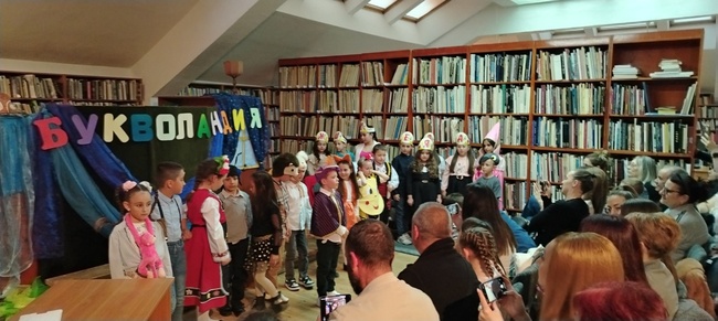 Деца посетиха за първи път сливенска библиотека по програма „Във вълшебния свят на приказките“