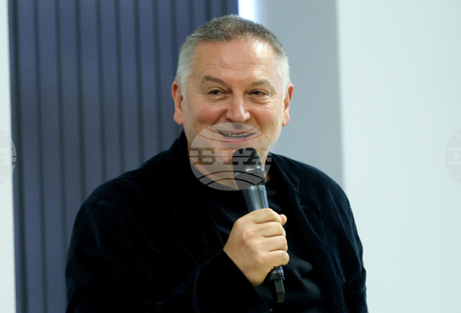 Писателят Георги Господинов получава наградата „Цветето на Хеликон“ за книгата си „Градинарят и смъртта“