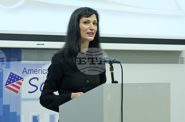 Мария Габриел призова в статия за в. „Осерваторе Романо“ да запазим човешката си способност да мислим