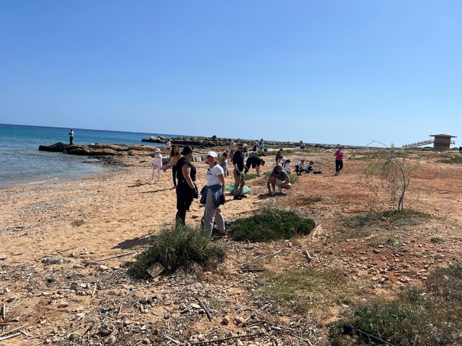 Училище „Народни Будители“ в Паралимни, Кипър, участва в екоинициатива „Да почистим плажовете“