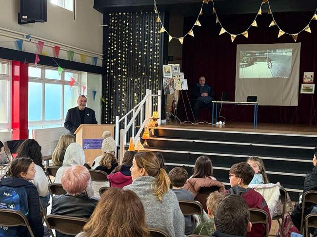 Доц. д-р Иво Попов от Нов български университет гостува на училище „Азбука“ в Дъблин 