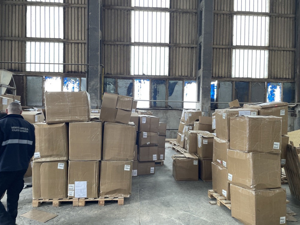 Агенция „Митници“: Голямо количество недекларирани стоки бяха открити при проверка на товарен влак