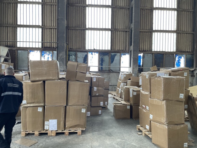 Агенция „Митници“: Голямо количество недекларирани стоки бяха открити при проверка на товарен влак