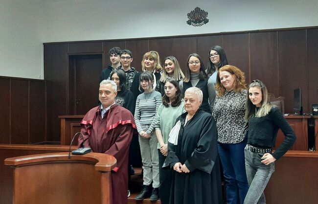 Окръжният съд в Ямбол отчете успешен финал на едногодишната си образователна програма