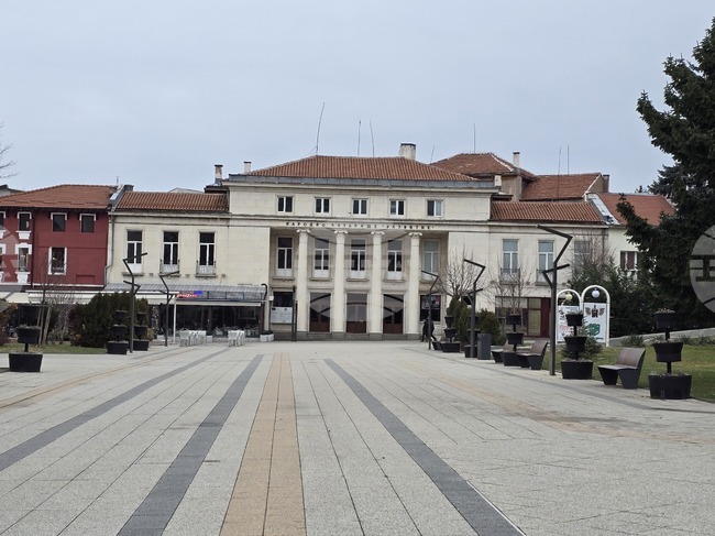 Комедията „Провинциални анекдоти“ гостува днес във Враца