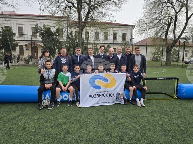 Болградската гимназия "Г. С. Раковски" получи мобилно футболно игрище в рамките на сътрудничеството на дипломацията на две европейски държави