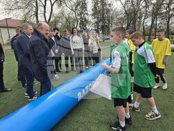 По време на тържественото предаване на модерното футболно мини игрище