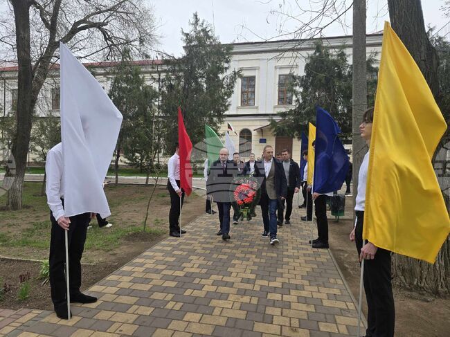 Болградската гимназия в Украйна посрещна дипломати от Норвегия и България с концерт и полагане на цветя пред паметника на Георги Раковски