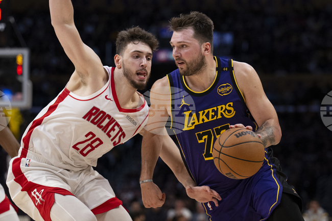 Лос Анджелис Лейкърс се справи с Хюстън Рокетс и запази шансове за второто място в Западната конференция на НБА