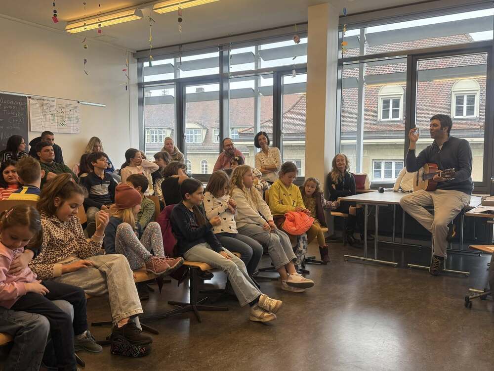 Писателят и режисьор Ангел Георгиев гостува на Българското училище в Базел, Швейцария