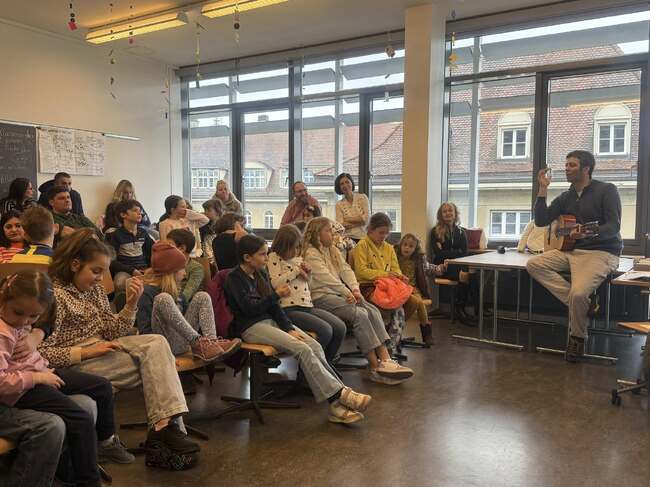 Писателят и режисьор Ангел Георгиев гостува на Българското училище в Базел, Швейцария