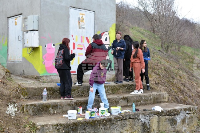 Млади автори се включиха в петия художествен пленер "Ухание на пролет" в кюстендилското село Смоличано