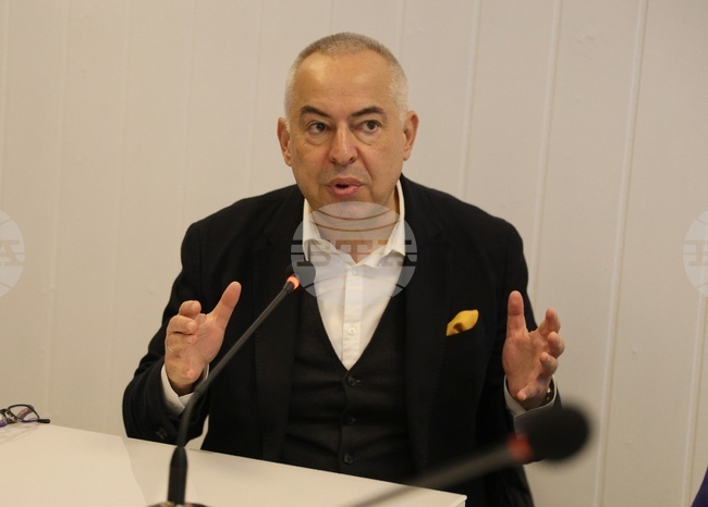 Конференцията на БТА в Букурещ опровергава клишето, че българи и румънци трудно работим заедно и не използваме ресурсите на Европа, каза журналистът Бойко Василев